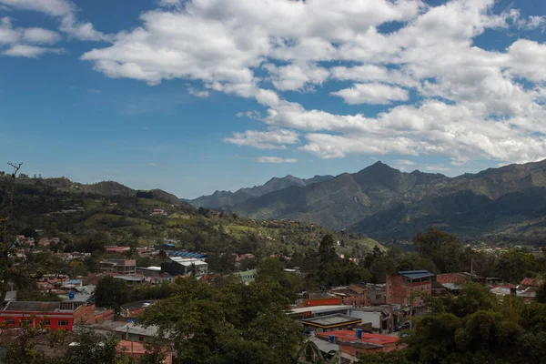 東の丘と青空とパチョColombian町の朝の風景 — ストック写真