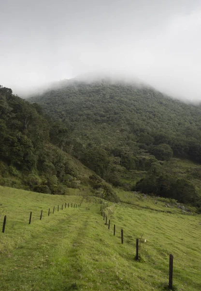 Velho Caminho Rural Com Montanhas Nebulosas Céu Nublado — Fotografia de Stock