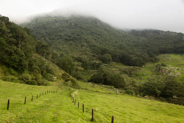 Caminho Rural Velho Iun Meio Uma Paisagem Verde Com Montanha — Fotografia de Stock