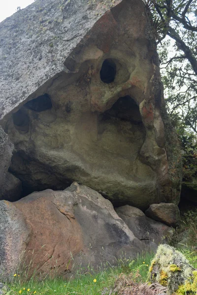 Proche Ancien Monolithe Avec Petites Pierres Couleur Dans Campagne Colombienne — Photo