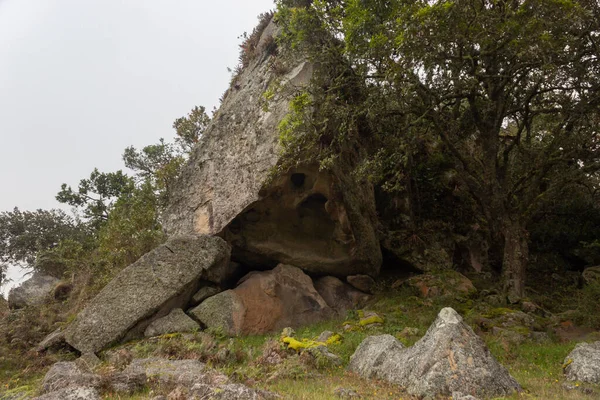Monólito Antigo Extrange Triangular Com Buraco Cercado Por Árvores Montanhas — Fotografia de Stock