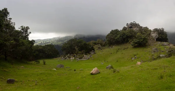 モノリスの丘 大きな石と曇りの日に緑の谷とコロンビアアンデス山脈の山の田園風景 — ストック写真