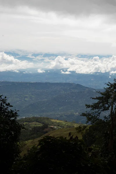 Mavi Dağları Ile Güzel Bulutlu Manzara — Stok fotoğraf