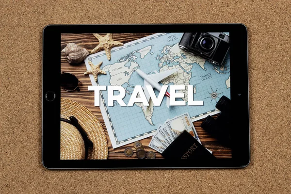 Seyahat konsepti ve mantar arkaplan üzerinde kullanılan bir tablete yaklaş