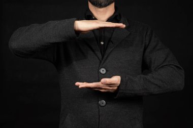 Modern bir iş adamına yakın bir yerde iki eli önünde ve siyah bir geçmişi var.