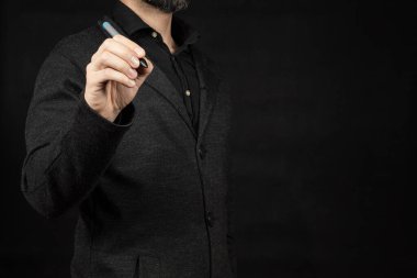 Ekranın sol tarafında bir iş adamına yaklaş. Sağ eli ve dijital kalemle ekranın önünde yazıyor.