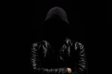 Kolları çapraz ve siyah bir geçmişi olan, gölgelerde yüzsüz, kapüşonlu bir hacker 'a yaklaş.