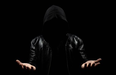 Gölgelerde yüzü olmayan kapüşonlu bir adama yaklaş. Elleriyle bir şey tutmaya ya da almaya hazır ol.