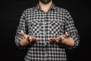 Modern bir adamın iki eli önünde bir şeyi tutmaya ya da almaya hazır olması.