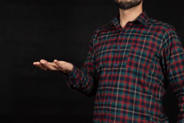 Oduncu gömleği giyen bir adama yaklaşın. Ekranın sağ tarafında bir şey tutmaya ya da almaya hazır olun.