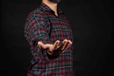 Ekranın sol tarafında oduncu gömleği giyen bir adama yakın durun. Tutmaya ya da almaya hazır olun.