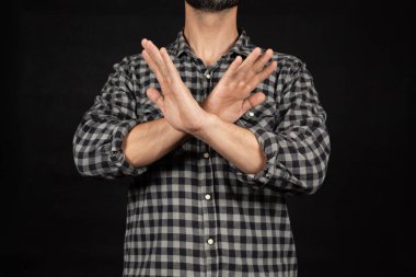 Reddedilmiş ya da imzalanmamış bir adamın iki eli önünde ve siyah bir arka planda olmasına yakın olmak.