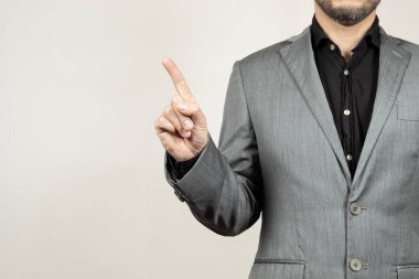 Ekranın sağ tarafında, sağ işaret parmağıyla boş bir yeri gösteren takım elbiseli bir adama yaklaş.