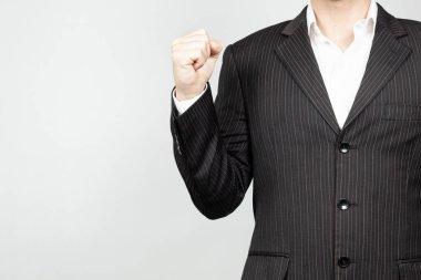 Ekranın sağ tarafında takım elbiseli bir iş adamına yaklaş ve tatmin olmak için yumruğunu havaya kaldır.