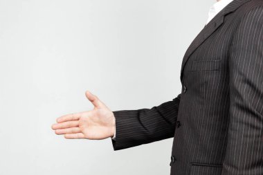 Ekranın sağ tarafındaki takım elbiseli bir işadamına yaklaş.