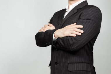 Klasik bir CEO 'su olan takım elbiseli bir iş adamına yakın olmak jestleri ve beyaz bir arkaplanı çapraz yapar.