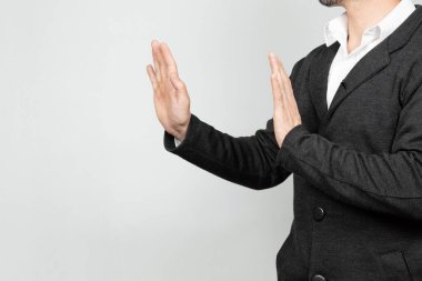 Ekranın sağ tarafındaki bir iş adamına yaklaş. Elleri ve beyaz arka planı ile reddedilmiş bir ifade sergiliyor.