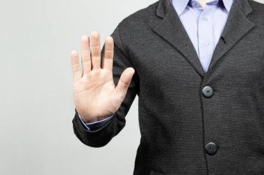 Ekranın sağ tarafındaki modern bir işadamına yaklaş ve elini inkar edilmiş bir jest gibi göster.