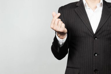 Ekranın sağ tarafında takım elbiseli bir işadamının sağ eliyle para ya da para sembolü çizmesine yakın durun.