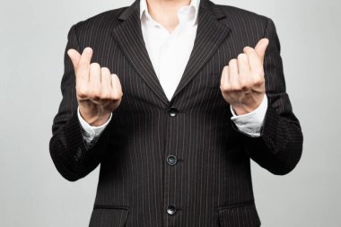 Takım elbiseli bir işadamının para ya da para sembolü yaparken beyaz bir arkaplanı vardı.