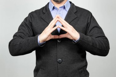 Modern bir iş adamına yaklaş. Kendine güvenme hareketi yapıyor. Elleri ve beyaz bir geçmişi var.