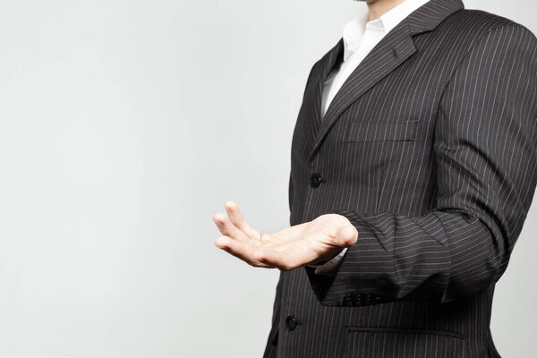 Ближе к бизнесмену в костюме с правой стороны экрана, готовому держать что-нибудь левой рукой.