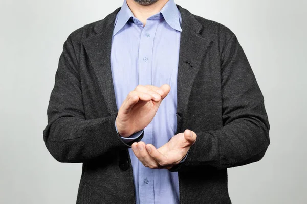 Modern bir iş adamının el çırpma hareketi ve beyaz bir geçmişi var.