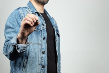 Ekranın sol tarafında kot ceket giyen, elinde dijital kalemle uzayda bir şeyler çizmeye hazır bir adama yaklaş.