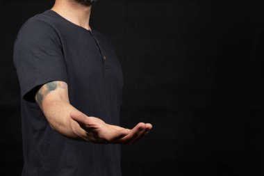 Ekranın sol tarafında mavi tişörtlü bir adama yaklaş. Uzayda bir şeyi eliyle tutmaya hazır.