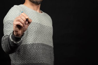 Ekranın sol tarafında beyaz kazak giyen bir adama yaklaş elinde dijital kalemle boşlukta bir şeyler çizmeye hazır.