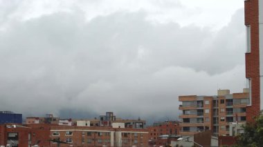 Bogota, Kolombiya 'nın doğu dağlarında yağışlı bir günün tipik manzarası.