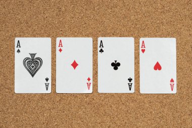 Bir mantar arkaplan üzerinde ortak bir destenin dört as kartına yaklaş