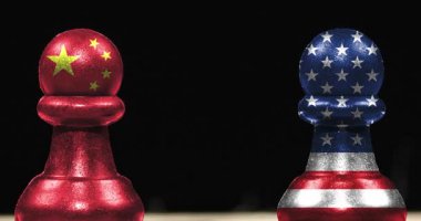 Satranç tahtası ve jeopolitik konseptte siyah arkaplan üzerinde Birleşik Devletler ve Çin bayrakları olan iki piyon taşından zum.
