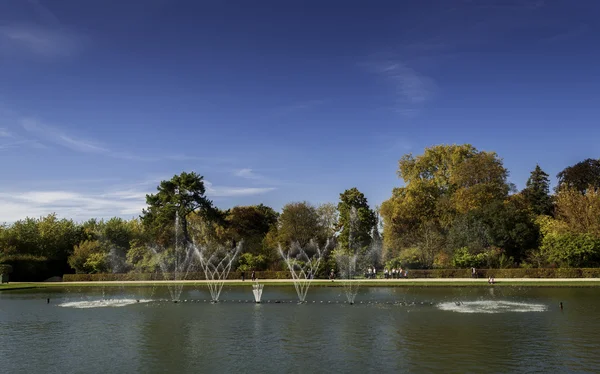 シャトー ・ ド ・ ベルサイユ庭園の噴水 — ストック写真