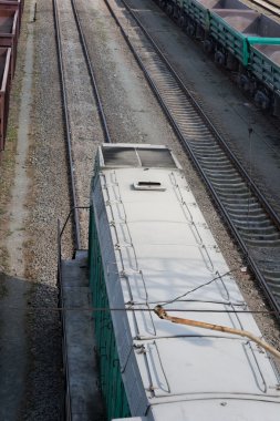 Tren istasyonu. Eski kargo tren. Gündüz.