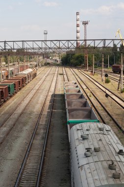 Tren istasyonu. Eski kargo tren. Gündüz.