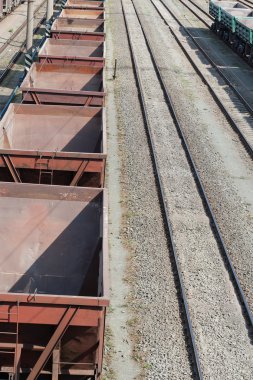 Eski kirli kargo tren boş arabalarla.