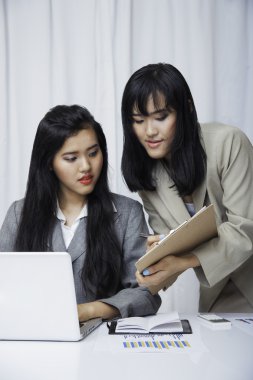 mecaz ofis işlerinde tartışıyor