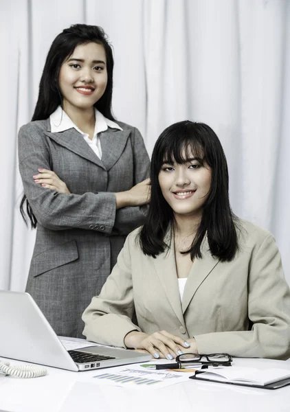 Mujeres en la oficina con sonrisa amistosa —  Fotos de Stock