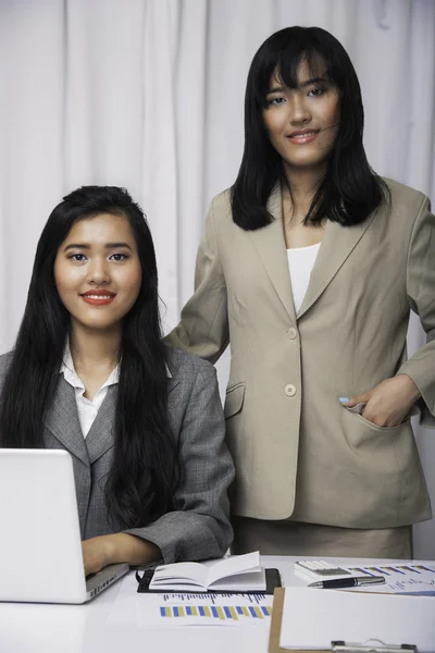 Asistentes amistosos poniendo una sonrisa amistosa — Foto de Stock