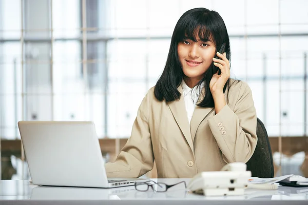 Geschäftsfrau arbeitet im Büro — Stockfoto