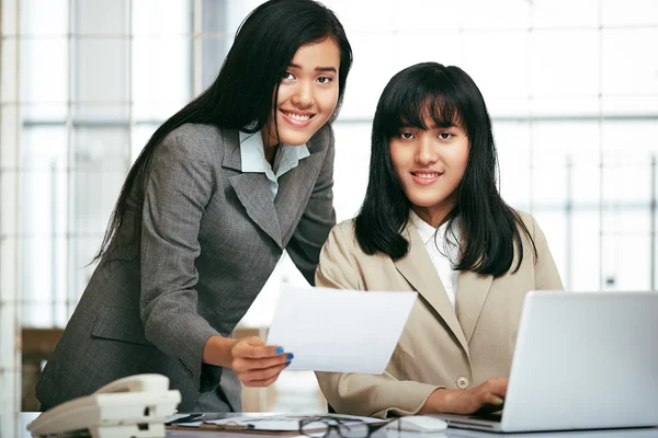 Büroangestellte arbeiten im Büro — Stockfoto