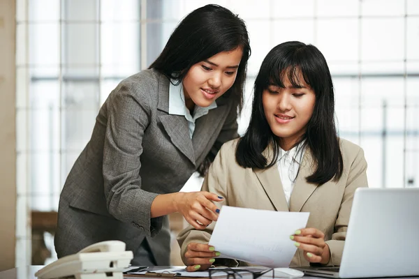 Assistant talking to the manager — Stock Photo, Image