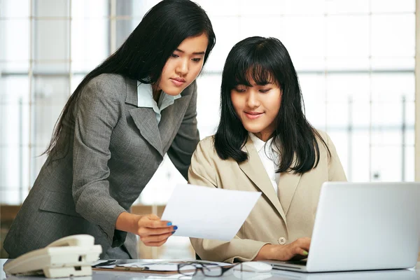 Office staffs working in the office — Stock Photo, Image