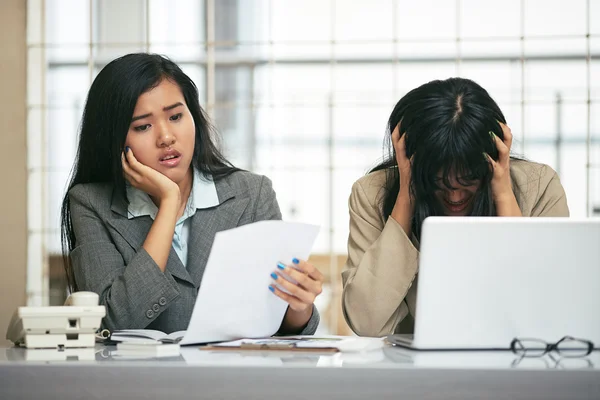 Twee vrouwelijke ondernemers vrezen voor hun faillissement — Stockfoto