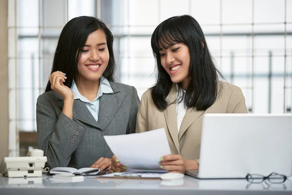 Two businesswomen working in office — Stock Photo, Image