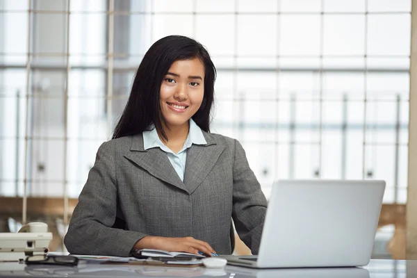 Friendly businesswoman in front dest — Stock Photo, Image