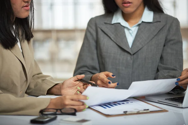 Primer plano del trabajo en equipo — Foto de Stock