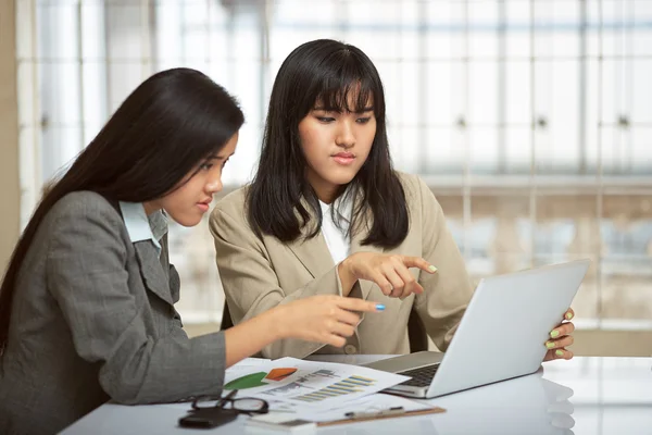 Teamarbeit im Büro — Stockfoto