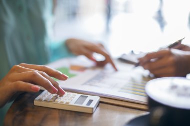 genç kadın bir toplantı